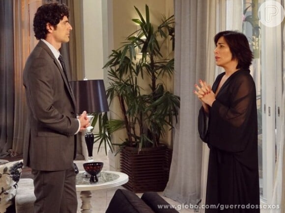 Roberta (Glória Pires) implora que Nando (Reynaldo Gianecchini) se afaste dela, em 'Guerra dos Sexos', em 19 de abril de 2013