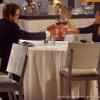 Roberta (Glória Pires) janta com Felipe (Edson Celulari), tentando esquecer Nando (Reynaldo Gianecchini), em 'Guerra dos Sexos'