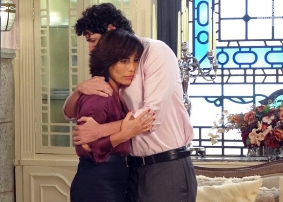 Nando (Reynaldo Gianecchini) se consola com Roberta (Glória Pires), que ainda o ama, em 'Guerra dos Sexos'