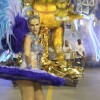 Ana Hickmann se diverte em desfile da Vai-Vai, em São Paulo