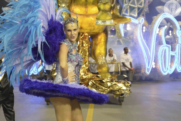 Ana Hickmann se diverte em desfile da Vai-Vai, em São Paulo