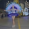 Ana Hickmann atravessa a Avenida de bailarina com a grande vencedora Vai-Vai, no desfile das campeãs de São Paulo, em 20 de fevereiro de 2015
