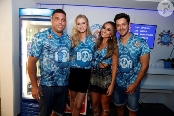 Sabrina Sato confere desfiles no Rio com o namorado, João Vicente de Castro e o casal Ronaldo e Celina Locks