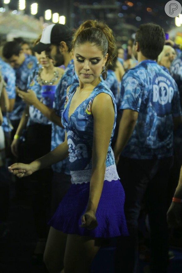Paloma Bernardi samba em camarote no Rio