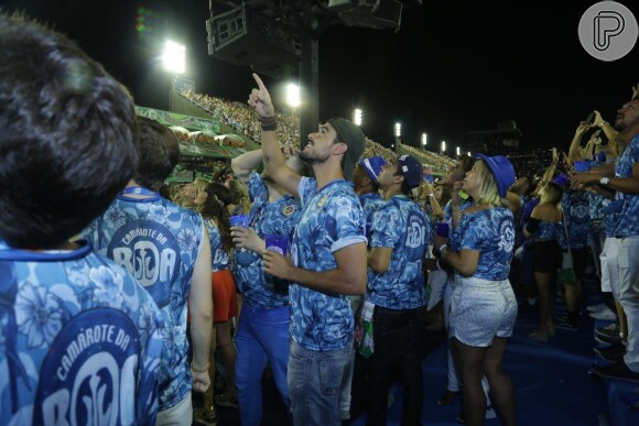 Joaquim Lopes confere desfile de escola de samba com amigos no Rio