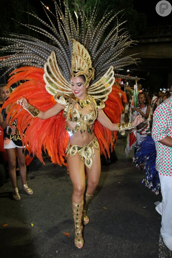Paloma Bernardi desfilou como destaque da Grande Rio no Carnaval de 2015. Escola teve Susana Vieira como rainha
