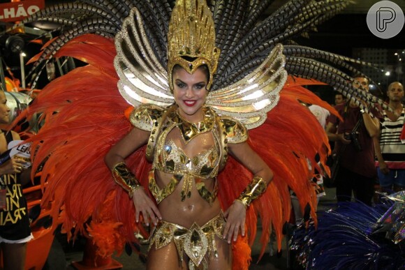Paloma Bernardi participou do Desfile das Campeãs pela Grande Rio na madrugada deste domingo, 22 de fevereiro de 2015