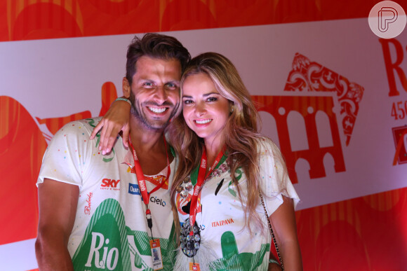 Henri Castelli e a nova namorada, Diana Hernandez, curtem o desfile das campeãs na Marquês de Sapucaí, no Rio de Janeiro, em 22 de fevereiro de 2015