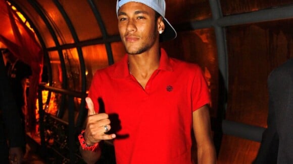 Confira o estilo de Neymar que faz sucesso com a namorada Bruna Marquezine