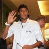 Neymar é fã de bonés e mantém o hábito de usar relógios coloridos