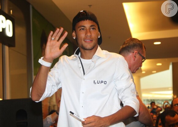 Neymar é fã de bonés e mantém o hábito de usar relógios coloridos