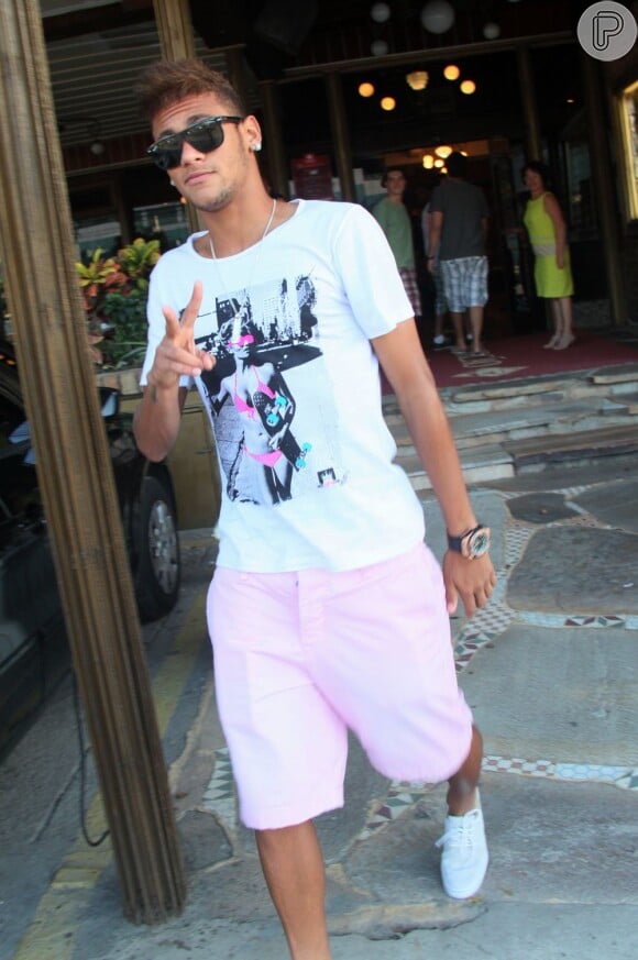 Quando o look é mais descontraído, Neymar é adepto das bermudas coloridas e camisetas com estampas