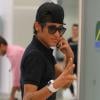 No aeroporto, Neymar aparece de boné e camisa pólo combinando. Detalhe: o rapaz é fiel ao modelo de boné New Era