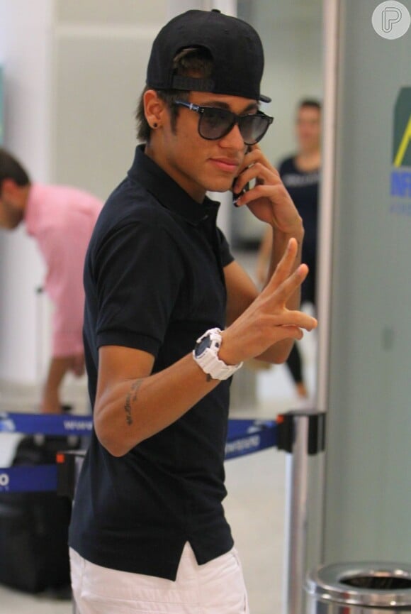 No aeroporto, Neymar aparece de boné e camisa pólo combinando. Detalhe: o rapaz é fiel ao modelo de boné New Era