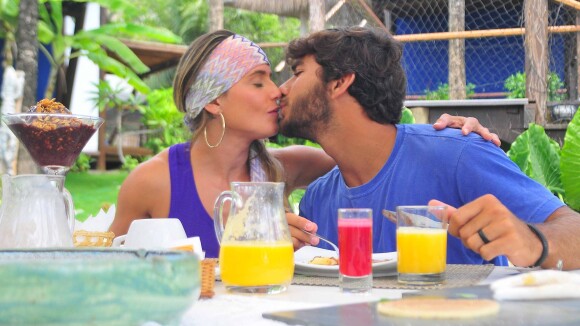 Deborah Secco troca beijos apaixonados com o novo namorado, Hugo Moura