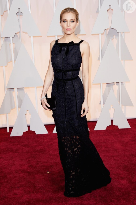 Sienna Miller, que foi uma das apresentadoras da noite de premiação, usou um longo Oscar de la Renta, clutch Christian Louboutin e sandálias Prada