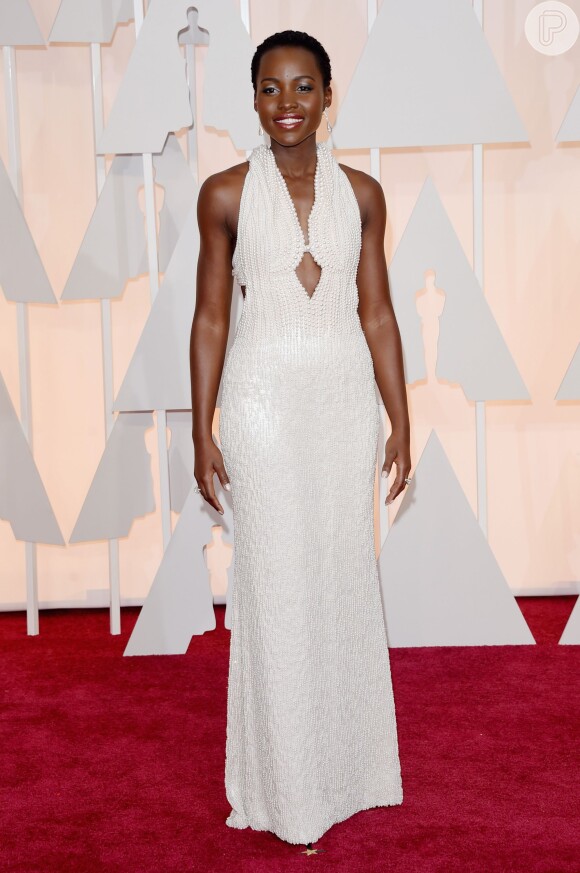 Looks do Oscar 2015: Lupita Nyong'o apostou no vestido bordado Calvin Klein