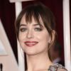 Looks do Oscar 2015: Dakota Johnson, atriz de '50 Tons de Cinza', atravessou o red carpet com um vestido vermelho de um ombro só da grife Saint Laurent Paris
