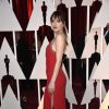 Dakota Johnson exibe a fenda do luxuoso vestido da grife Saint Laurent Paris