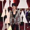 Looks do Oscar 2015: Diane Warren optou por calça comprida básica e um blazer prata