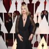 Looks Oscar 2015: Margot Robbie apostou no decote do  vestido Saint Laurent