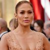 Jennifer Lopez ousou no decote do seu vestido nude da grife Elie Saab com joias Neil Lane