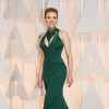Scarlett Johansson, uma das apresentadoras da noite, brilhou na cerimônia com um vestido longo e acinturado Versace. A atriz impressionou pela boa forma após dar à luz Rose, sua primeira filha, em setembro