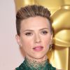 Scarlett Johansson usou um ear cuff Piaget