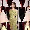 Emma Stone, indicada à categoria de Melhor Atriz Coadjuvante pelo longa 'Birdman', usou um vestido longo do estilista libanês Elie Saab Couture com uma fenda profunda e sandálias Christian Louboutin