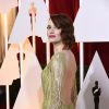 Emma Stone exibiu um decote generoso nas costas. A atriz usou joias Tiffany & Co