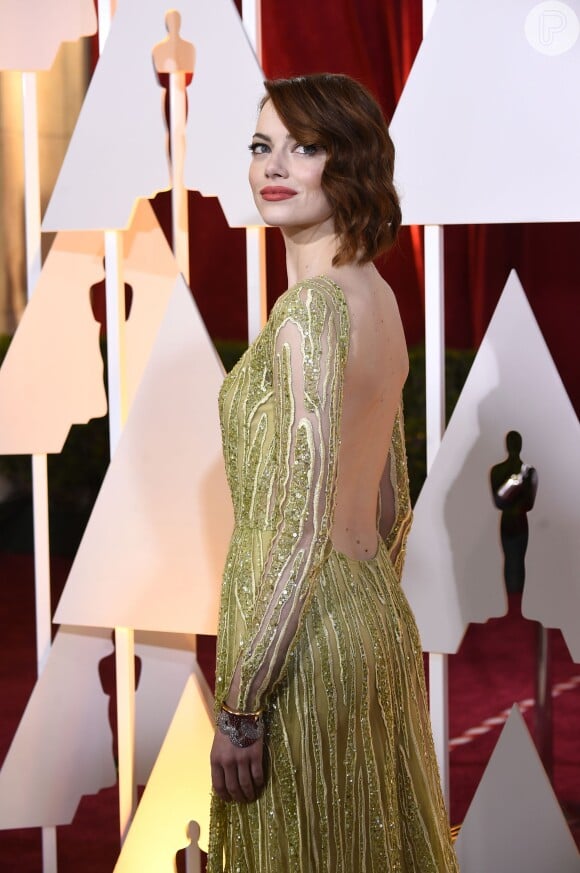 Emma Stone exibiu um decote generoso nas costas. A atriz usou joias Tiffany & Co