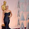 Rita Ora surgiu no tapete vermelho do Oscar com um tomara que caia com uma longa cauda da grife Marchesa
