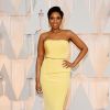 Jennifer Hudson usou um vestido tomara que caia Romona Keveza para desfilar no tapete vermelho do Oscar