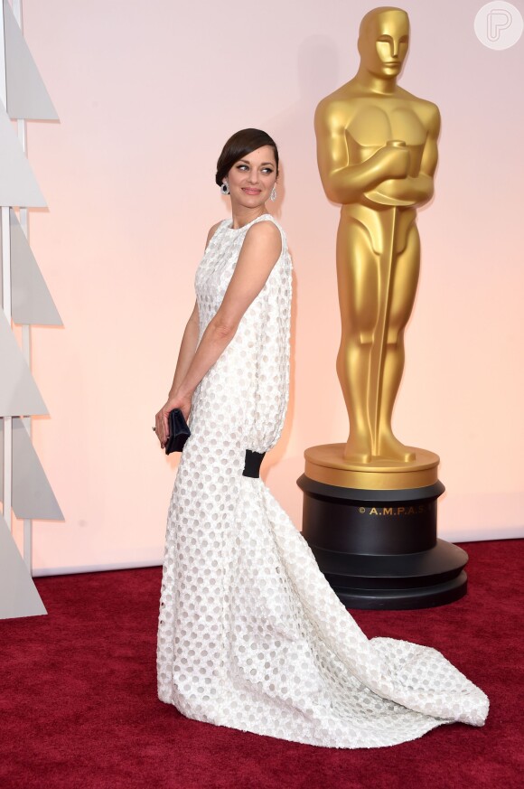 Marion Cotillard usou um modelo branco Dior com detalhes vazados para a noite de Oscar
