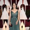America Ferrera usa vestido verde Jenny Packham no Oscar 2015