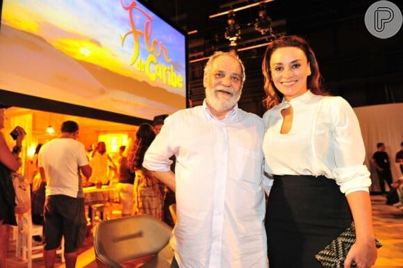 Suzana Pires posa ao lado de Walther Negrão, autor de 'Flor do Caribe', na coletiva de lançamento da novela