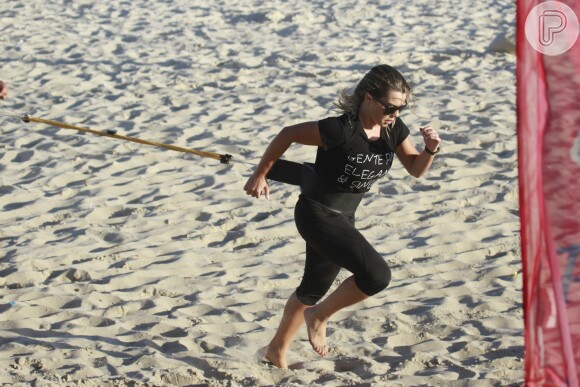 Fernanda Souza disse que não tem preferência na hora de se exercitar. 'A cada hora quero fazer uma coisa: é treino na areia, academia, piscina, futebol...'