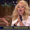 Christina Aguilera imitou Britney Spears no programa 'The Tonight Show' desta segunda-feira (23 de fevereiro de 2015)