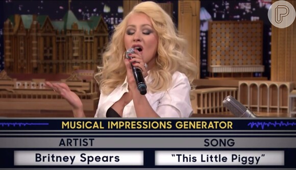Christina Aguilera imitou Britney Spears no programa 'The Tonight Show' desta segunda-feira (23 de fevereiro de 2015)