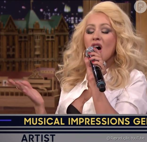 Christina Aguilera Imita Britney Spears E Surpreende Assista Ao Video Purepeople