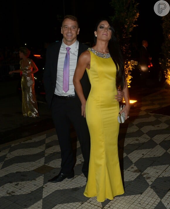 O ex-BBB e médico Rogério Padovan com a mulher no casamento de Thiaguinho e Fernanda Souza