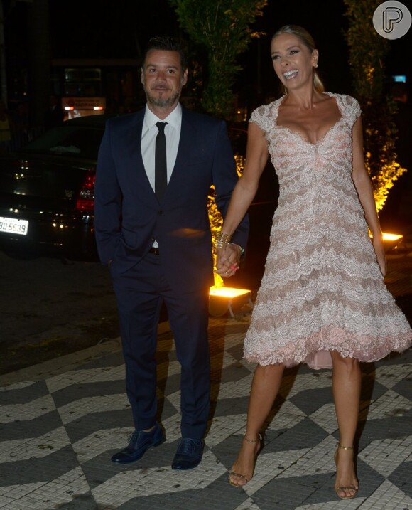 Adriane Galisteu foi com o marido, Alexandre Iodice, ao casamento de Thiaguinho e Fernanda Souza
