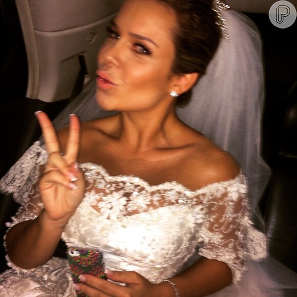 Fernanda Souza posou ainda no carro, antes de chegar ao casamento, visivelmente emocionada