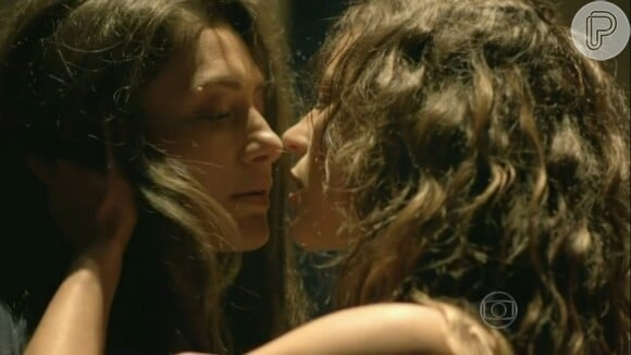 Na minissérie 'Felizes para Sempre?', Danny (Paolla Oliveira) e Marília (Maria Fernanda Cândido) trocaram beijos calientes