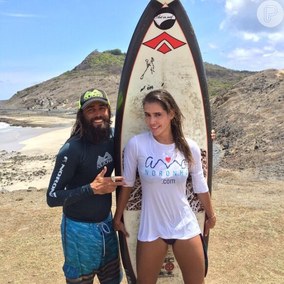Também no arquipélago, Deborah Secco aprendeu a surfar, um dos hobbies favoritos do novo namorado