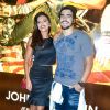 Mariana Rios e Caio Castro posam juntos em evento da grife John John
