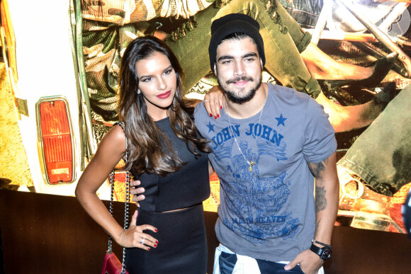 Mariana Rios e Caio Castro posam juntos em evento da grife John John, em São Paulo, em 25 de fevereiro de 2015