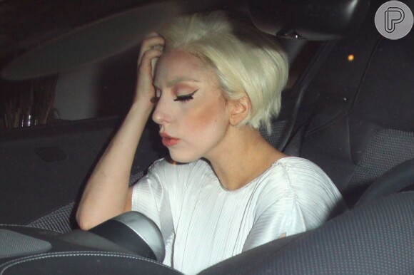 Lady Gaga deixa restaurante em Los Angeles, na Califórnia
