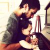 Rafael Cardoso já tinha colocado uma fotinho na qual aparece tocando piano ao lado da filha, Aurora