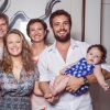 Rafael Cardoso publicou uma foto ao lado de parte de sua família. Com a filha Aurora no colo, o ator fez um apelo para que todas as famílias, biológicas ou não, sejam reconhecidas como famílias de verdade. 'Família é amor', escreveu